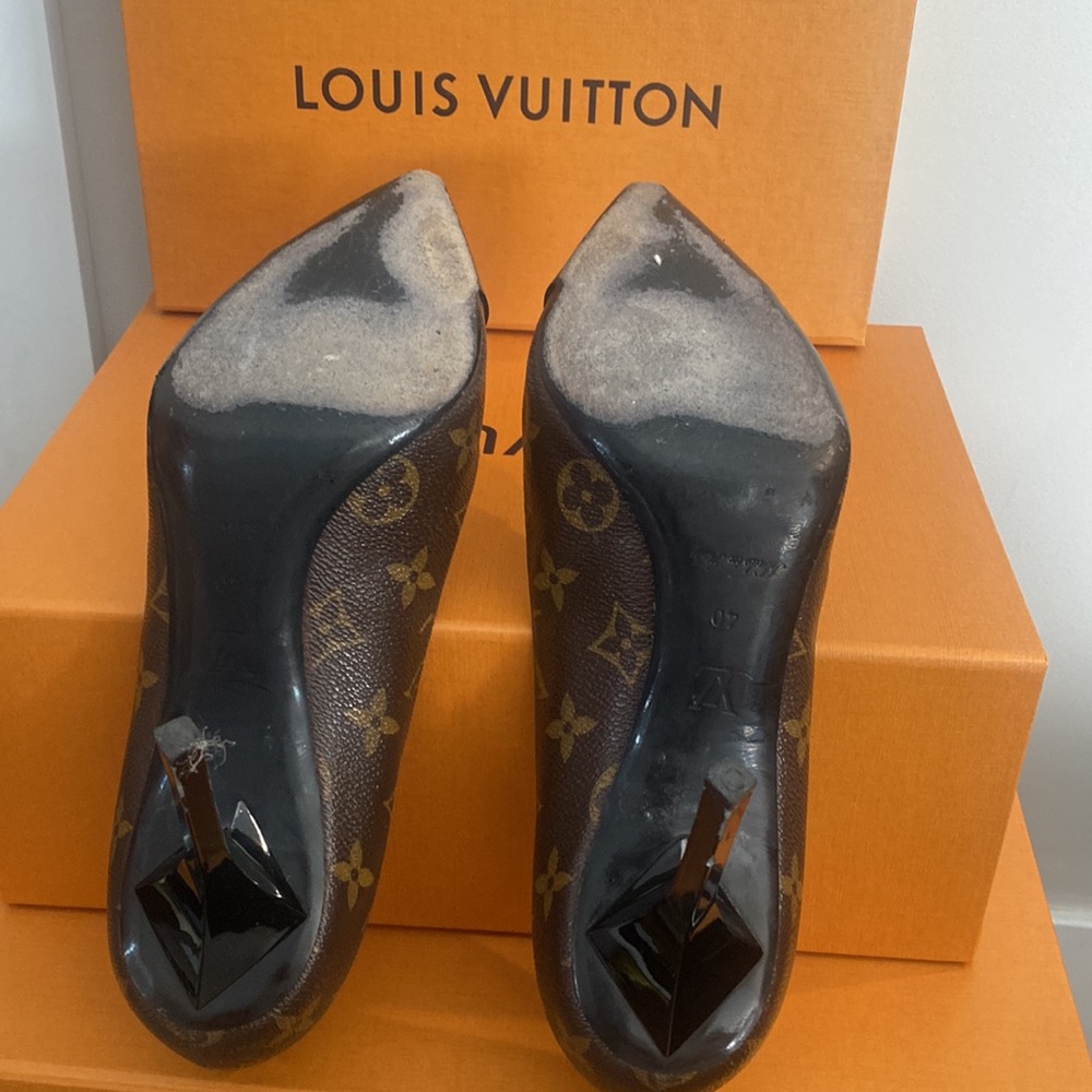 LOUIS VUITTON Monogram Canvas and Patent Leather Cap Toe Cherie pumps - Picture 5 of 6